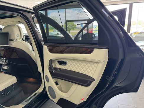 Used 2017 Bentley Bentayga image 29