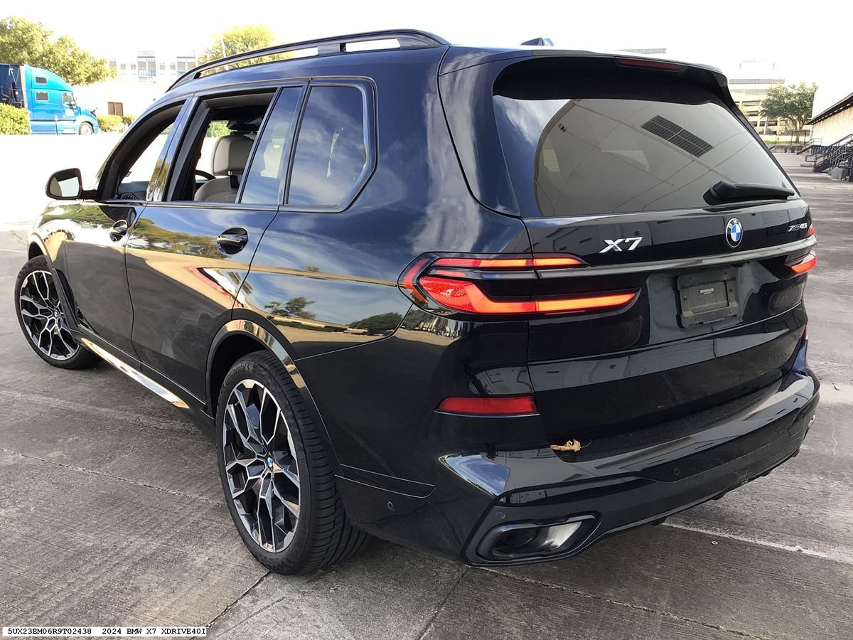 Used 2024 BMW X7 xDrive40i w/ M Sport Package AWD/4WD image 6