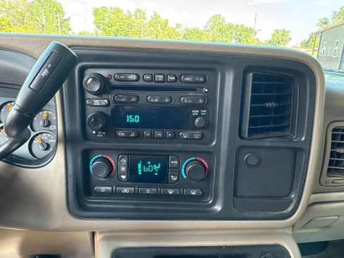 Used 2005 GMC Yukon XL SLT w/ SLT Preferred Equipment Group AWD/4WD image 12