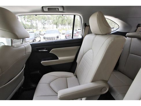 Used 2024 Toyota Highlander XLE FWD image 13