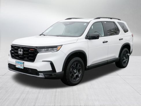 Certified 2025 Honda Pilot TrailSport image 3