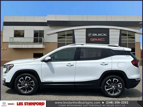 Used 2024 GMC Terrain SLT w/ Tech Package FWD image 2