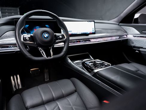 Used 2023 BMW i7 xDrive60 w/ Executive Package 2 image 2