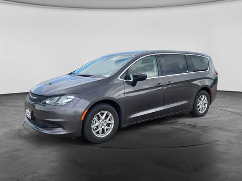 Used 2023 Chrysler Voyager LX FWD image 4