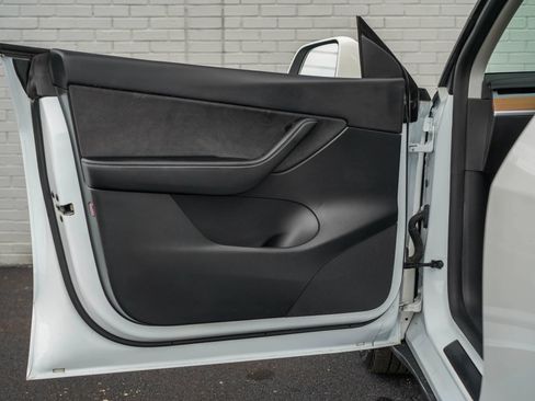 Used 2022 Tesla Model Y Long Range AWD/4WD image 9