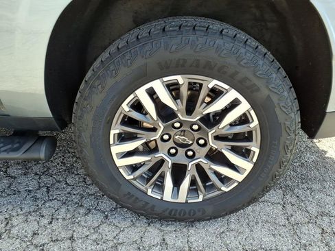 Used 2025 Chevrolet Suburban Z71 image 25