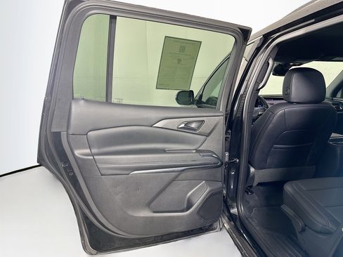 Used 2025 Chevrolet Traverse LT image 26