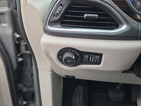 Used 2023 Chrysler Pacifica Limited FWD image 18