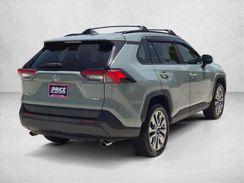 Used 2019 Toyota RAV4 XLE Premium w/ Cold Weather Package FWD image 5