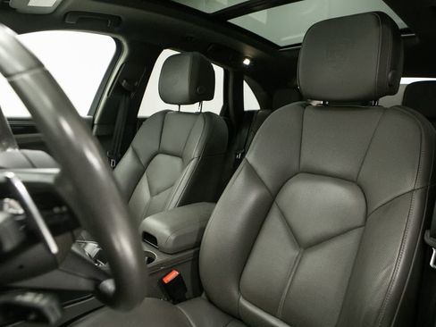 Certified 2023 Porsche Macan AWD/4WD image 5