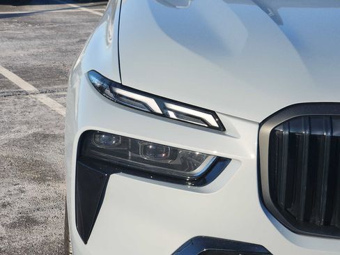 Used 2025 BMW X7 xDrive40i w/ M Sport Package image 9