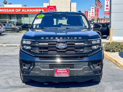 Used 2025 Ford Expedition Active RWD image 3