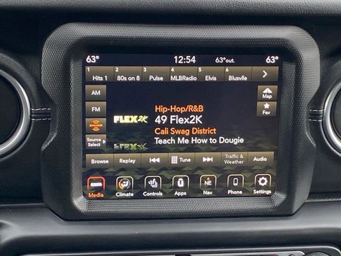Used 2022 Jeep Wrangler Unlimited Sahara w/ Cold Weather Group AWD/4WD image 10