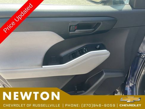 Used 2022 Toyota Highlander LE AWD/4WD image 8