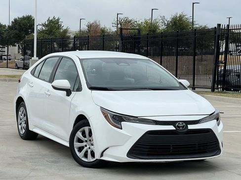Used 2023 Toyota Corolla LE FWD image 2