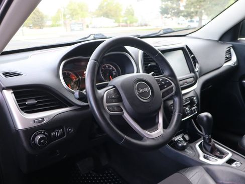 Used 2017 Jeep Cherokee Trailhawk w/ Comfort/Convenience Group AWD/4WD image 15