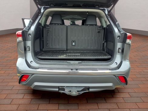 Used 2022 Toyota Highlander XLE AWD/4WD image 27