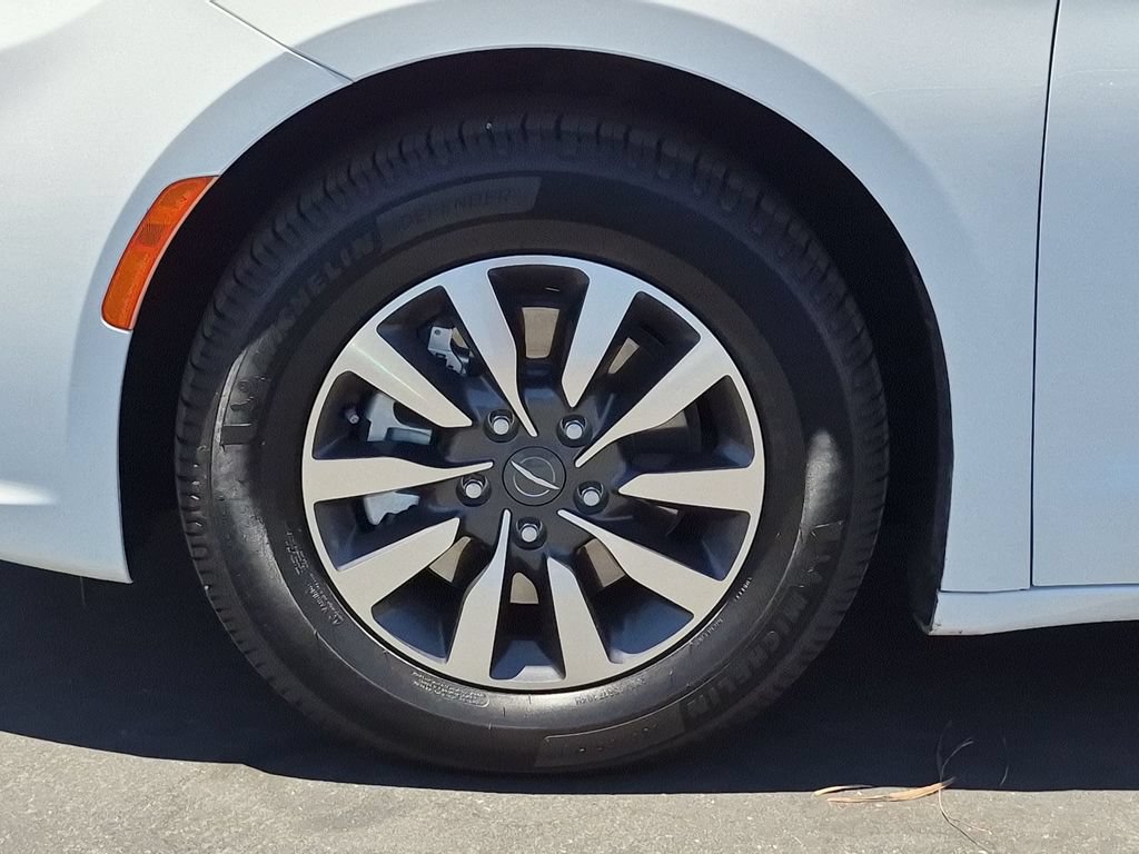 Used 2022 Chrysler Pacifica Touring-L FWD image 10