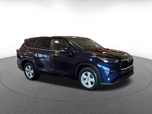 Used 2025 Toyota Highlander LE FWD image 2