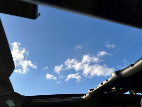 Used 2023 Jeep Wrangler Unlimited w/ Sun & Screen Package image 19