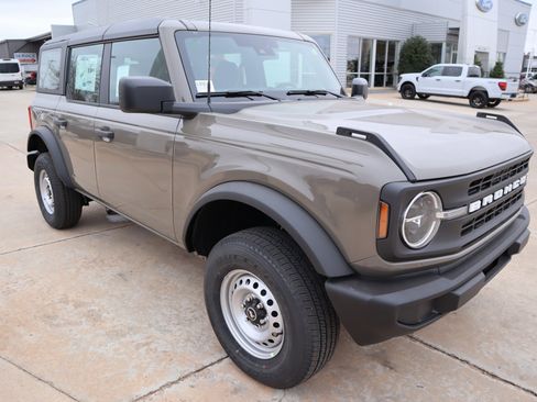 New 2025 Ford Bronco 4-Door image 1