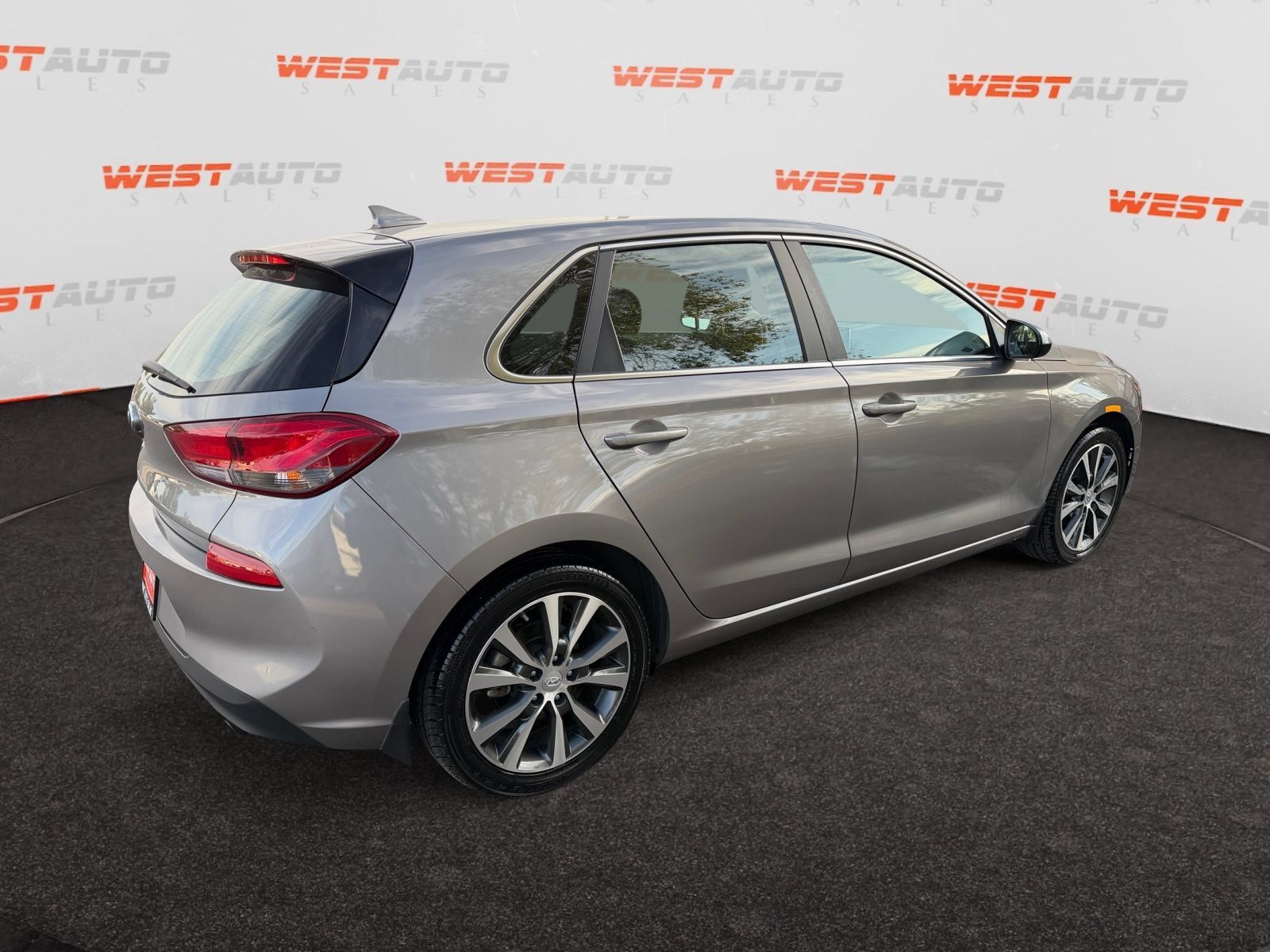 Used 2020 Hyundai Elantra GT FWD image 5