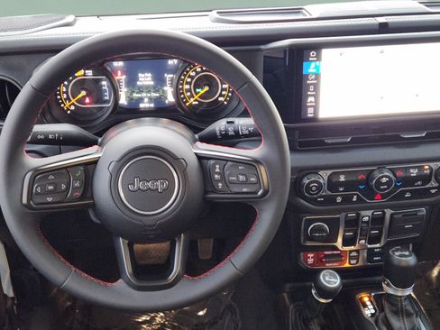 Used 2024 Jeep Wrangler Unlimited Rubicon AWD/4WD image 22