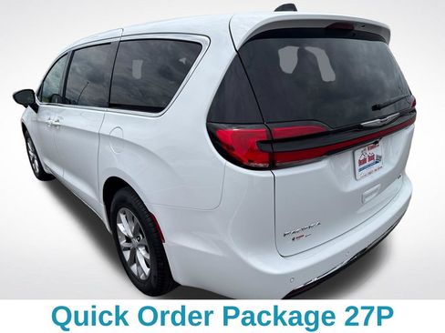 Used 2026 Chrysler Pacifica Limited AWD/4WD image 4