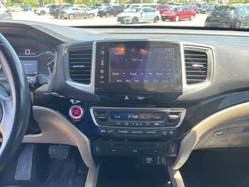 Used 2018 Honda Pilot Touring image 18