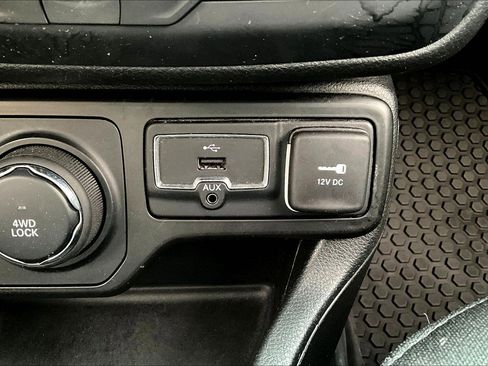 Used 2019 Jeep Renegade Latitude w/ Cold Weather Group AWD/4WD image 16