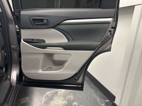Used 2019 Toyota Highlander LE image 13