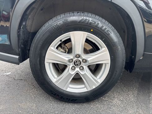 Certified 2025 Toyota Highlander LE FWD image 47