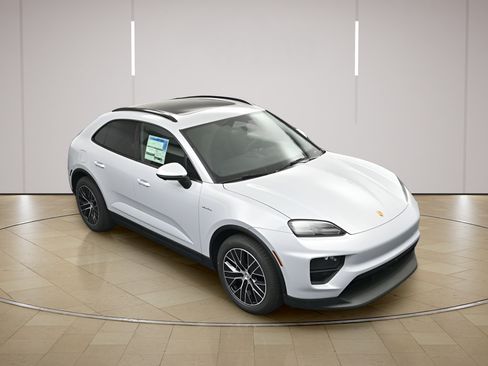 New 2026 Porsche Macan Electric RWD image 40