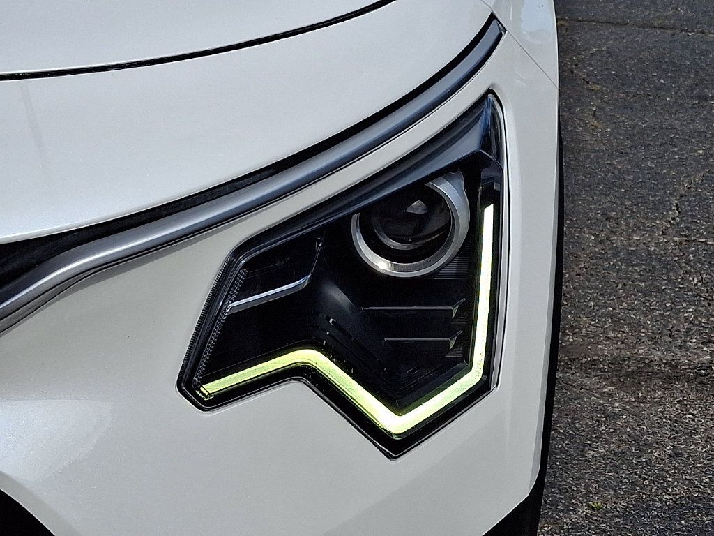 Certified 2023 Kia Niro EX FWD image 11