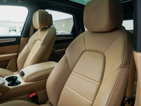 Certified 2022 Porsche Cayenne Platinum Edition image 5