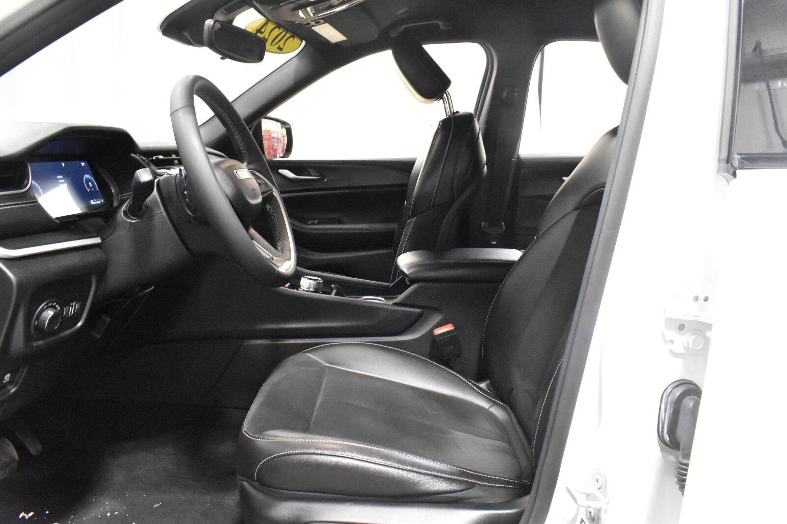 Used 2024 Jeep Grand Cherokee Altitude AWD/4WD image 3