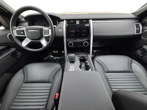 New 2025 Land Rover Discovery Dynamic SE image 13