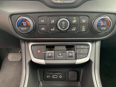 Certified 2024 GMC Terrain SLT image 12