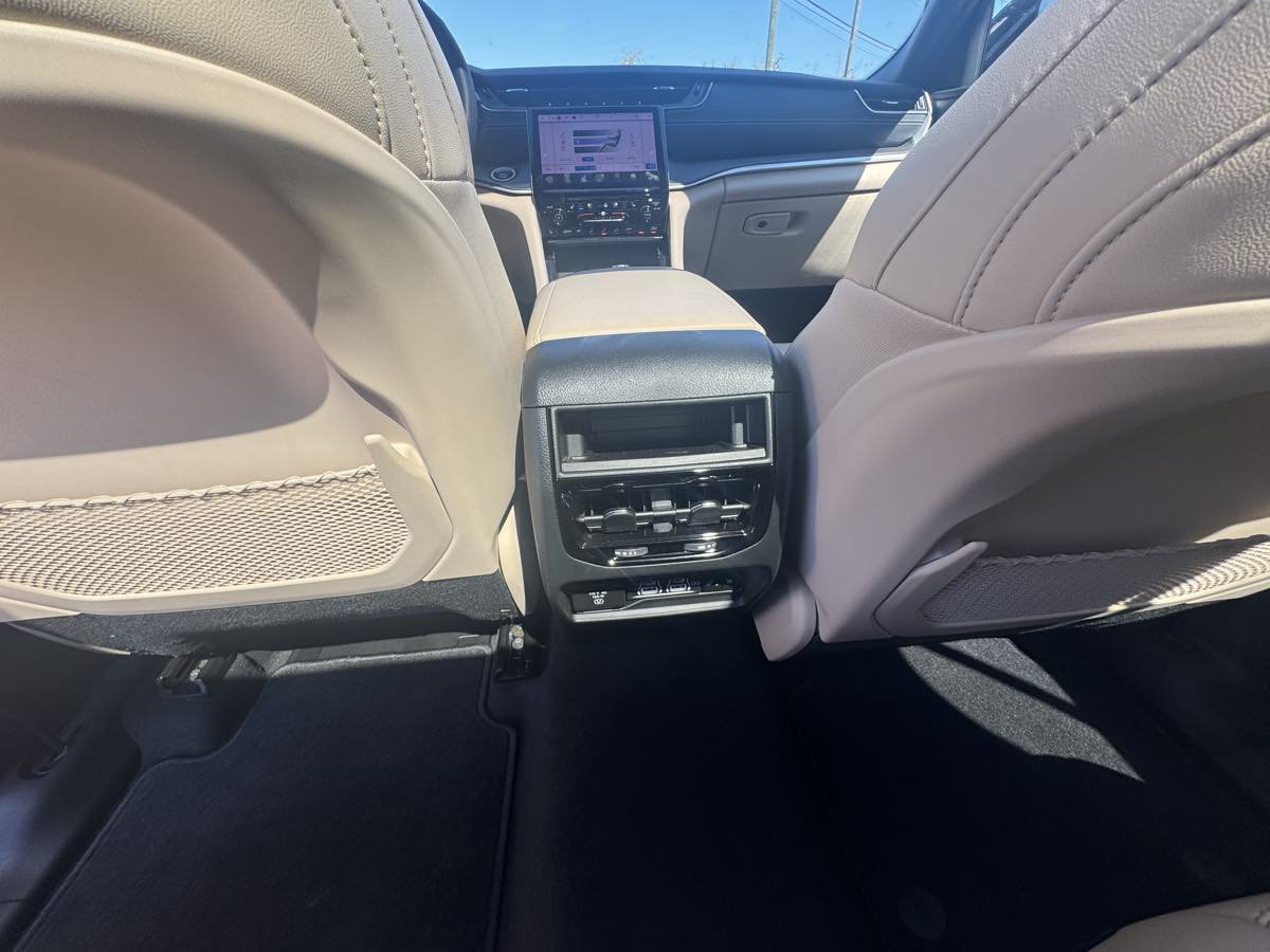 Used 2025 Jeep Grand Cherokee Limited w/ Luxury Tech Group II AWD/4WD image 22