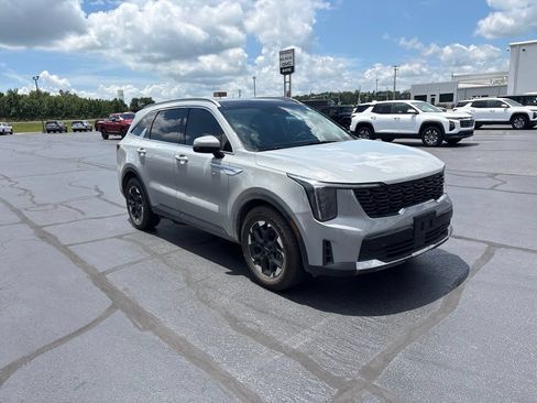Used 2024 Kia Sorento S w/ Panoramic Sunroof Package FWD image 7