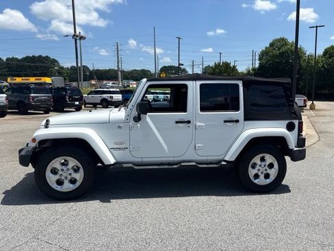 Used 2014 Jeep Wrangler Unlimited Sahara w/ Connectivity Group AWD/4WD image 5