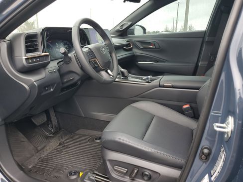 Used 2025 Toyota Crown Signia w/ Advanced Technology Package image 18