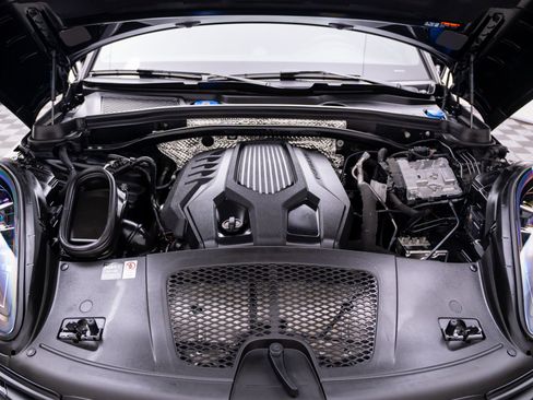 Certified 2025 Porsche Macan AWD/4WD image 31
