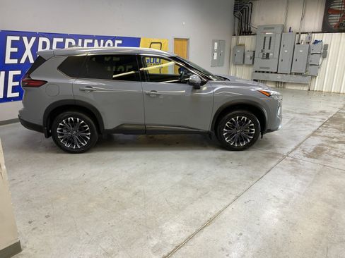 Used 2025 Nissan Rogue SL w/ Tech Package FWD image 8