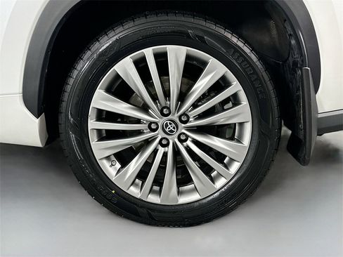 Used 2023 Toyota Highlander Platinum image 31
