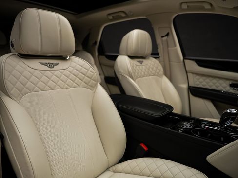 Used 2018 Bentley Bentayga AWD/4WD image 62