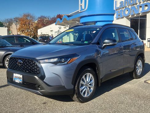 Used 2025 Toyota Corolla Cross LE image 1