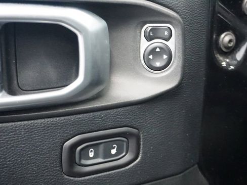 Certified 2018 Jeep Wrangler Unlimited Sahara image 33