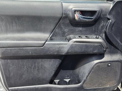 Used 2019 Toyota Tacoma TRD Off-Road AWD/4WD image 12