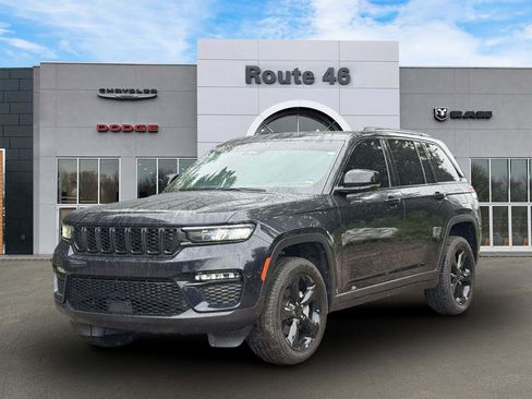 Used 2024 Jeep Grand Cherokee Limited w/ Black Appearance Package AWD/4WD image 2